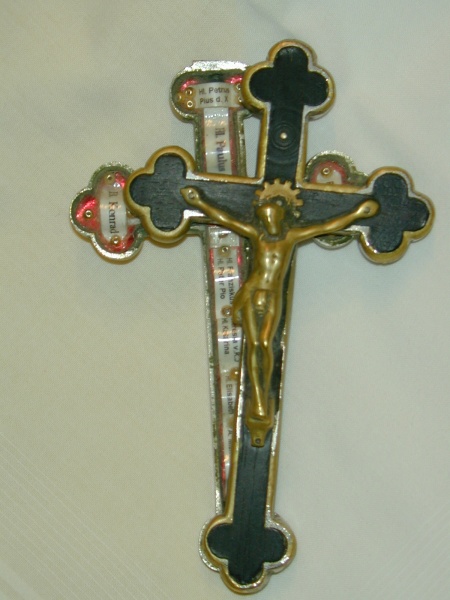 Datei:Reliquien im Kreuz 2.JPG